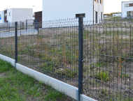 Montáž plotu z 3D plotových panelů antracitové barvy - Zbůch Montáž 3D plotových dílců antracit, podhrabové desky, branek - Zbůch